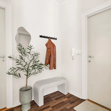 Bb I 300m To Bryggen & Train Station